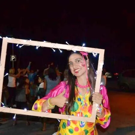 Vakantiehuis Charming In With Shared Pool