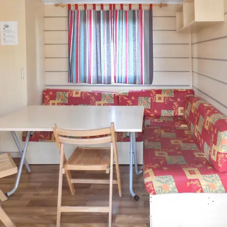 Feriehus Charming In With Shared Pool