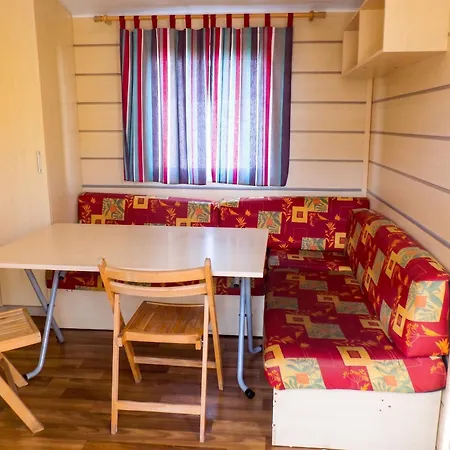 בית נופש Charming In With Shared Pool